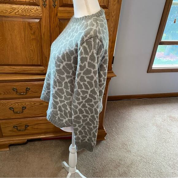 Wooden Ships Grey Giraffe Print Crew Neck LS Sweater Wool Blend Size S/M Cozy - Picture 11 of 13